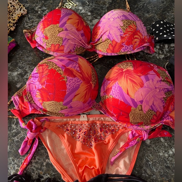 Listing for exposure shot only 34DD and S or M sets - Picture 1 of 15